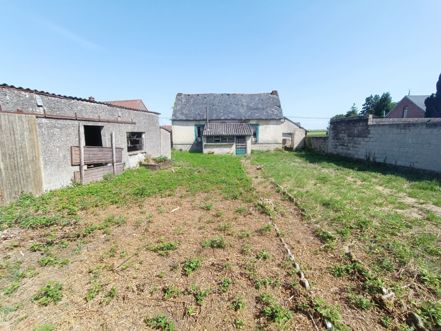 
                                                Vente
                                                 À rénover : bâtisse avec dépendance