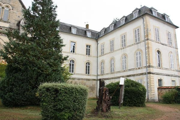 
                                                Vente
                                                 À vendre – Ancien couvent de 3 410m² à reconvertir en locaux d'activités et espaces de travail à Sai