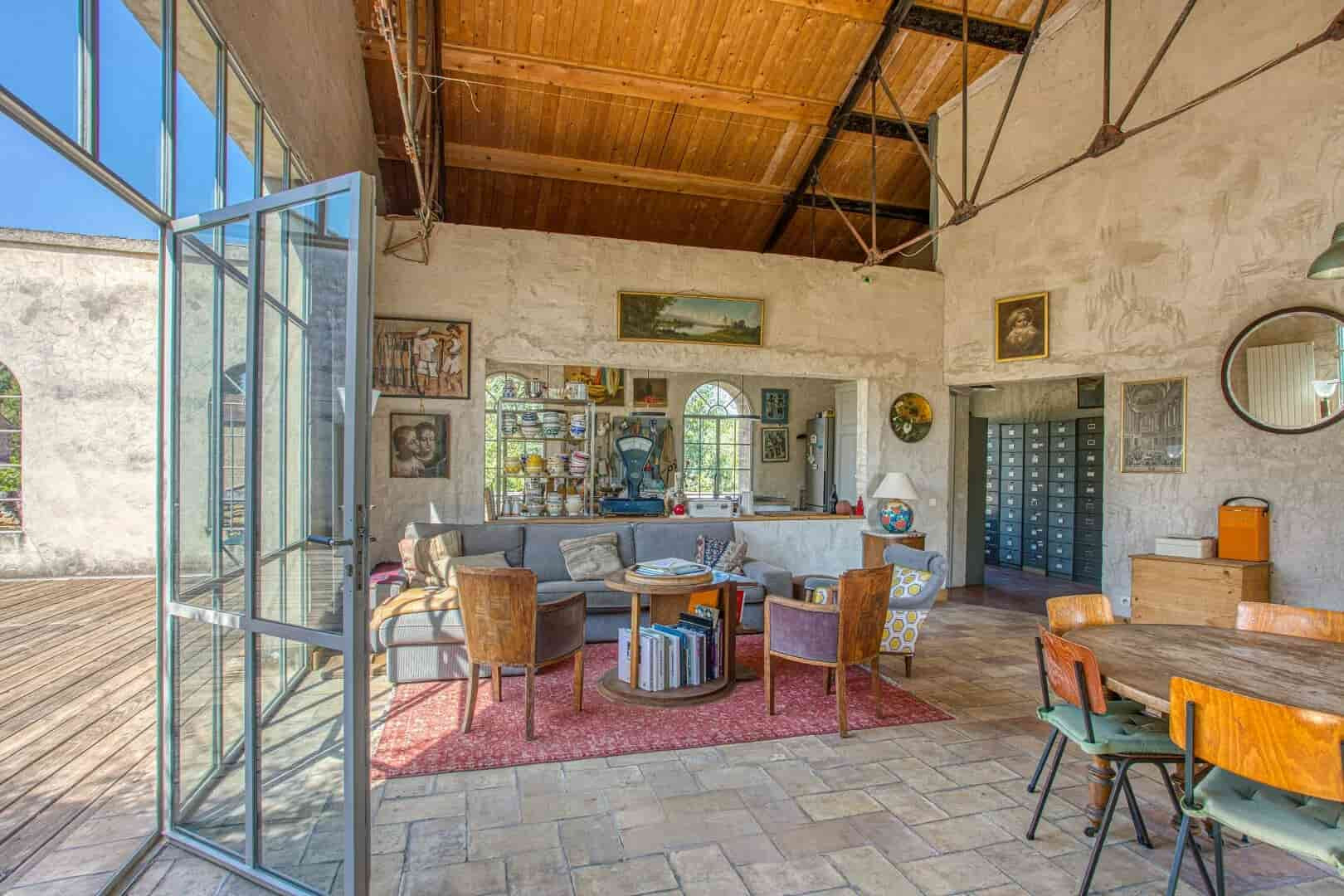 
                                                Vente
                                                 À Vendre – Ancienne Manufacture à usage événementiel à Entraigues-sur-la-Sorgue – Vaucluse (84)