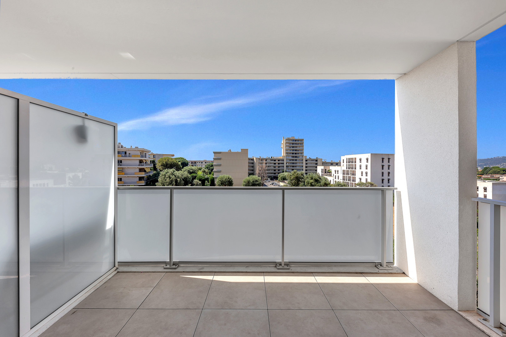
                                                Vente
                                                 À vendre – Antibes – 2 pièces lumineux avec terrasse, garage, au calme absolu – Idéal investisseur ou premier achat