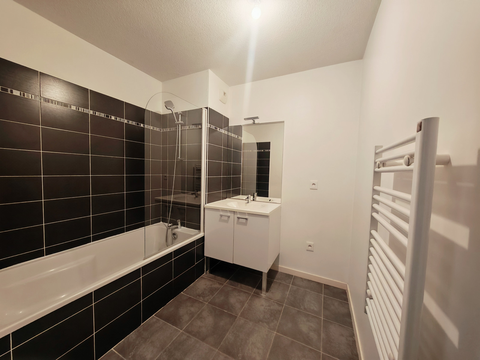 
                                                Vente
                                                 À Vendre – Appartement 3 pièces avec balcon – 64 m² – Grenoble