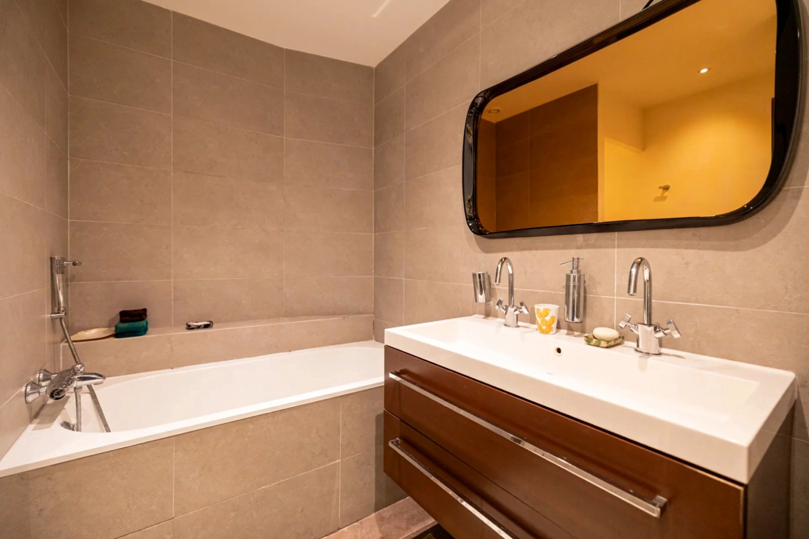 
                                                Vente
                                                 À VENDRE - APPARTEMENT 6P 167M² - NICE CARABACEL