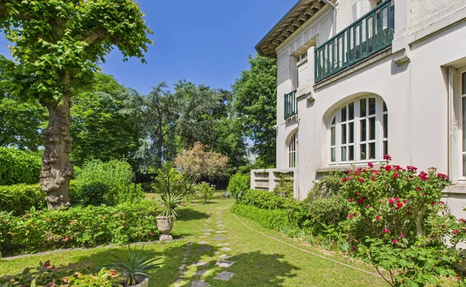 
                                                Vente
                                                 À VENDRE - BIEN D’EXCEPTION FACE AU BOIS DE VINCENNES COMME UNE MAISON - JARDIN PRIVATIF. TERRASSES.