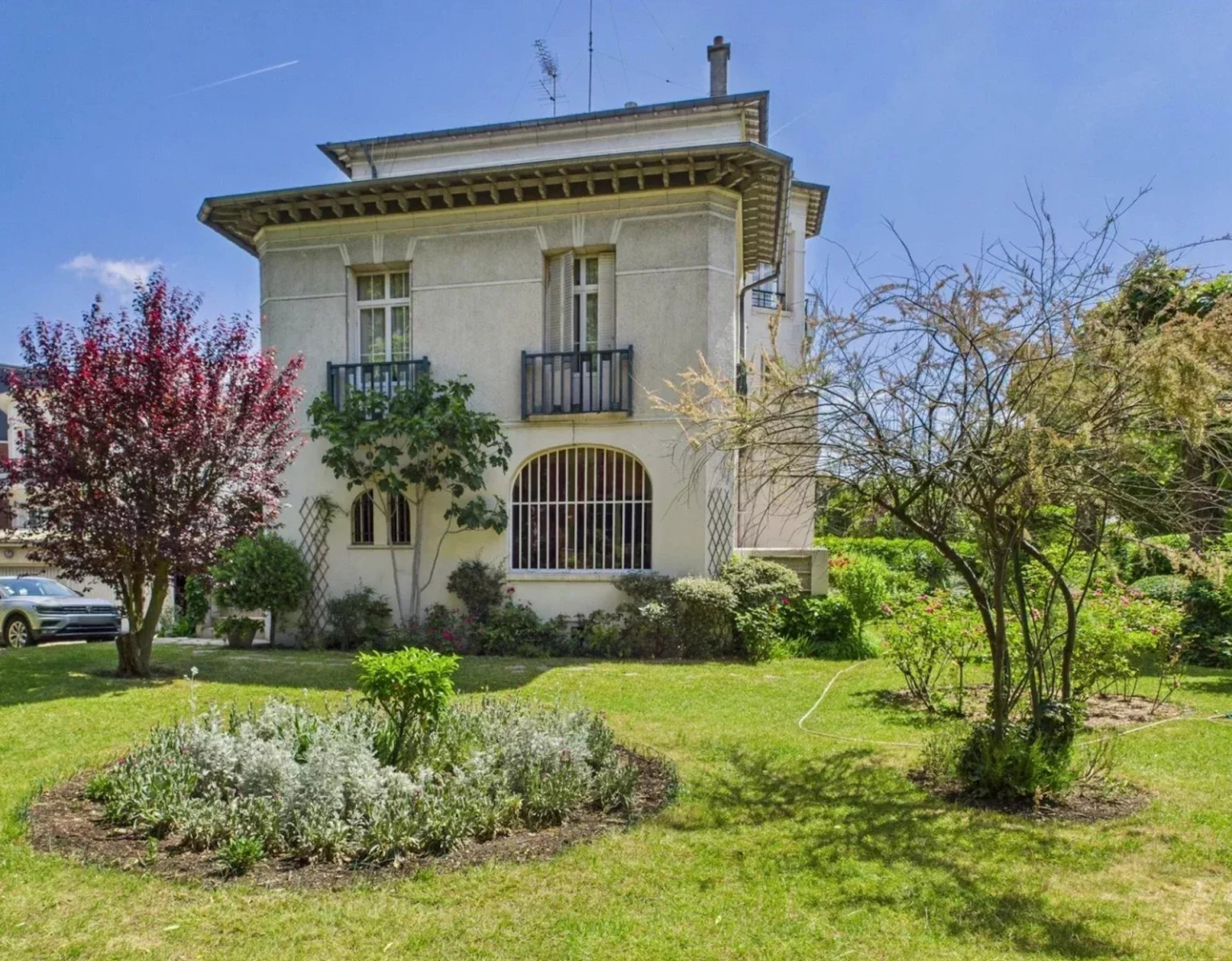 
                                                Vente
                                                 À VENDRE - BIEN D’EXCEPTION FACE AU BOIS DE VINCENNES COMME UNE MAISON - JARDIN PRIVATIF. TERRASSES.
