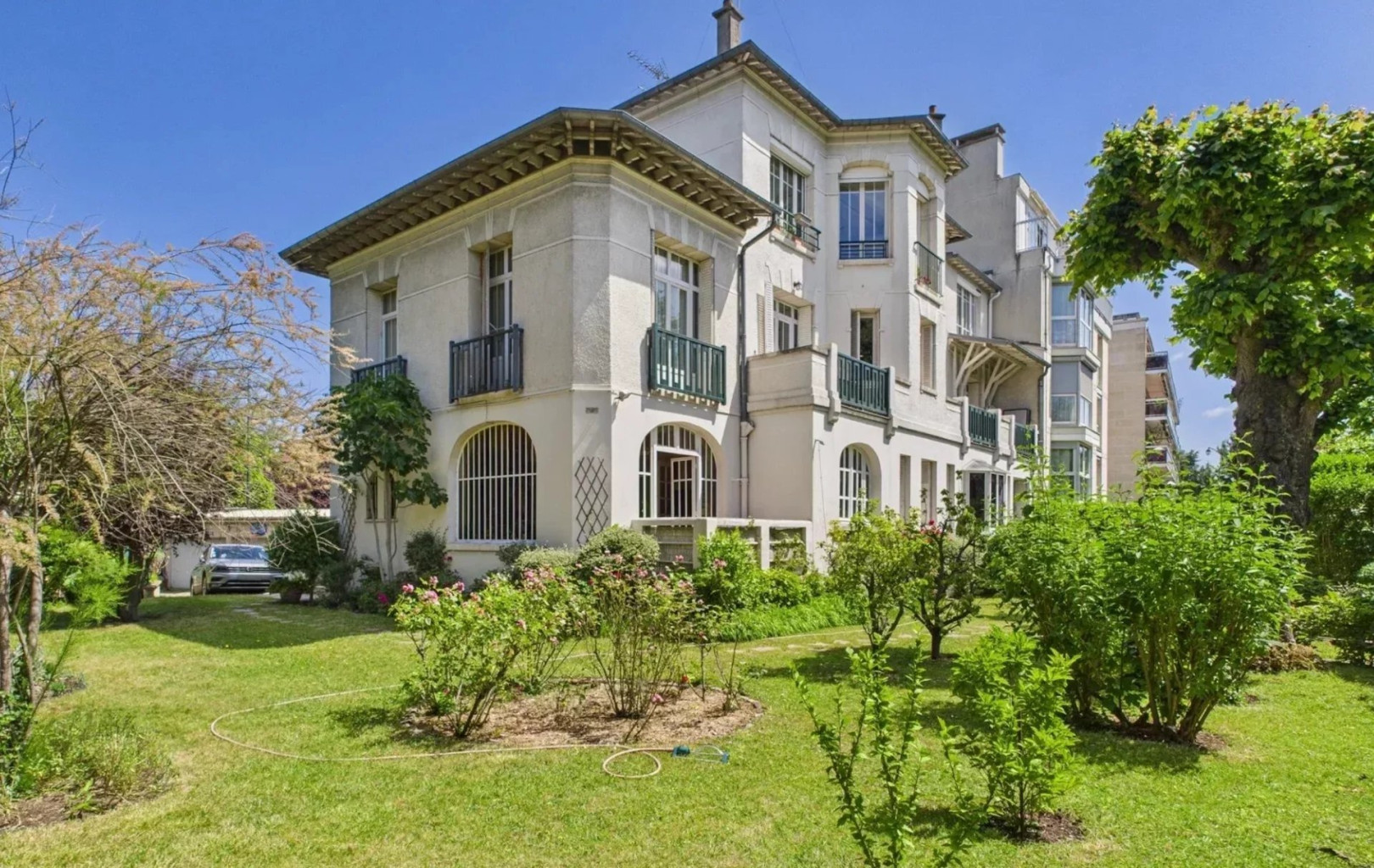 
                                                Vente
                                                 À VENDRE - BIEN D’EXCEPTION FACE AU BOIS DE VINCENNES COMME UNE MAISON - JARDIN PRIVATIF. TERRASSES.