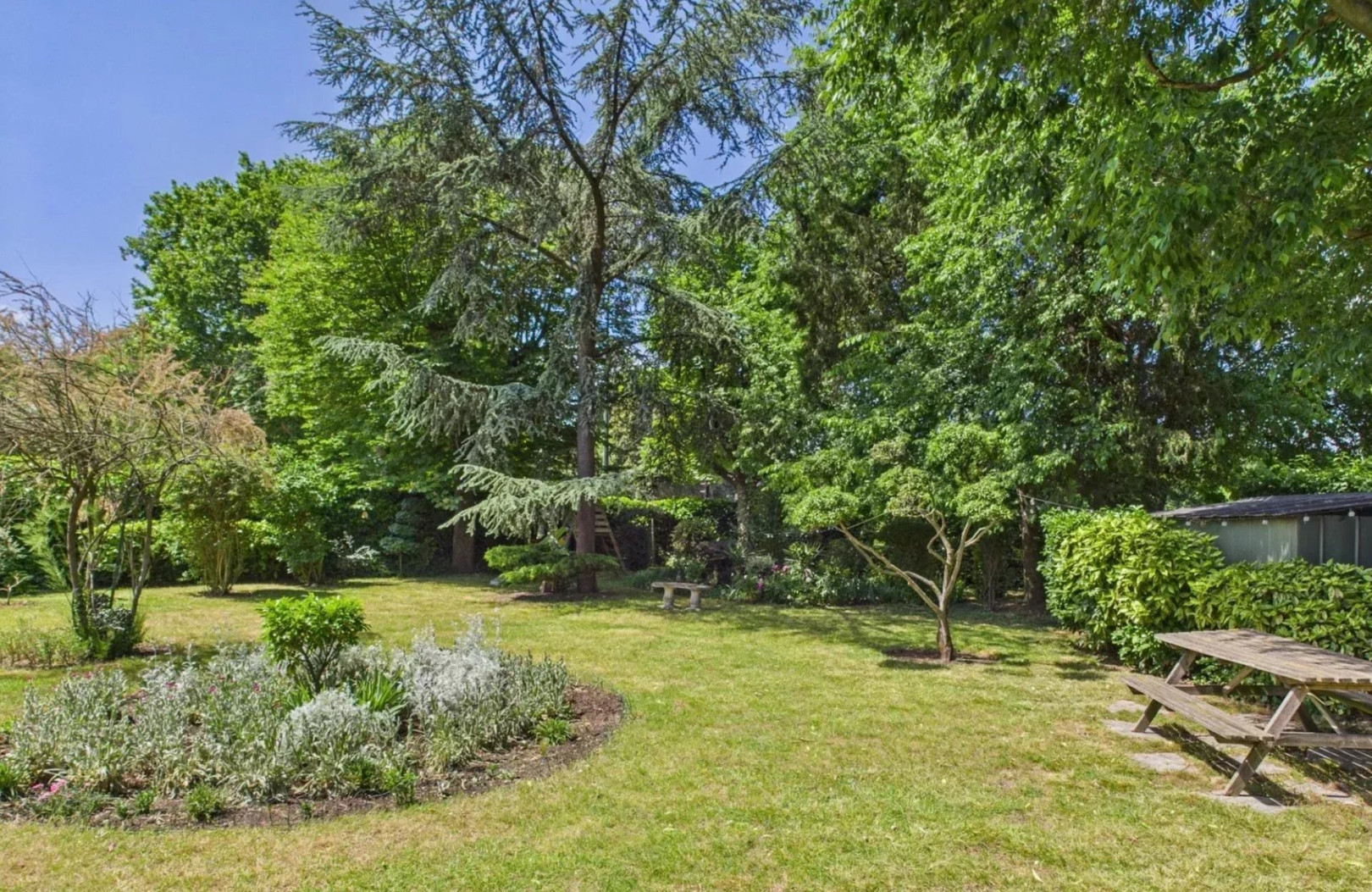 
                                                Vente
                                                 À VENDRE - BIEN D’EXCEPTION FACE AU BOIS DE VINCENNES COMME UNE MAISON - JARDIN PRIVATIF. TERRASSES.