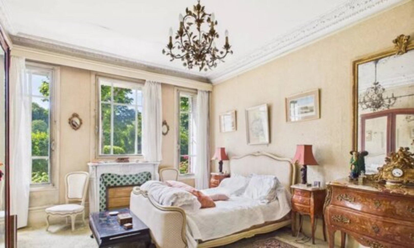 
                                                Vente
                                                 À VENDRE - BIEN D’EXCEPTION FACE AU BOIS DE VINCENNES COMME UNE MAISON - JARDIN PRIVATIF. TERRASSES.