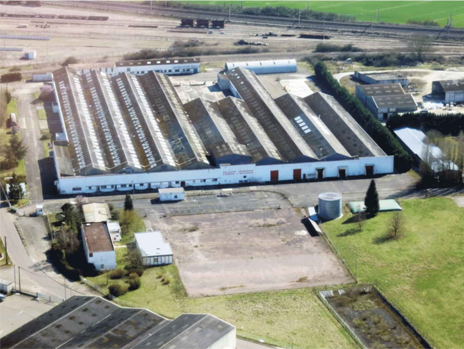 
                                                Vente
                                                 A vendre, entrepôts et ateliers de 2ha, proche Auxerre