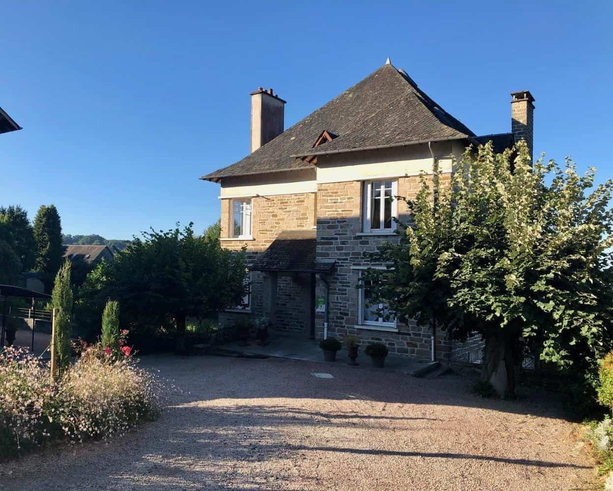 
                                                Vente
                                                 À vendre - Gîte de 8 chambres avec piscine extérieure à Uzerche - Corrèze (19)