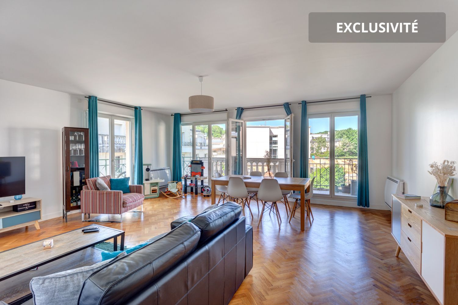 
                                                Vente
                                                 À Vendre - Grand 4 Pièces Traversant avec Bal