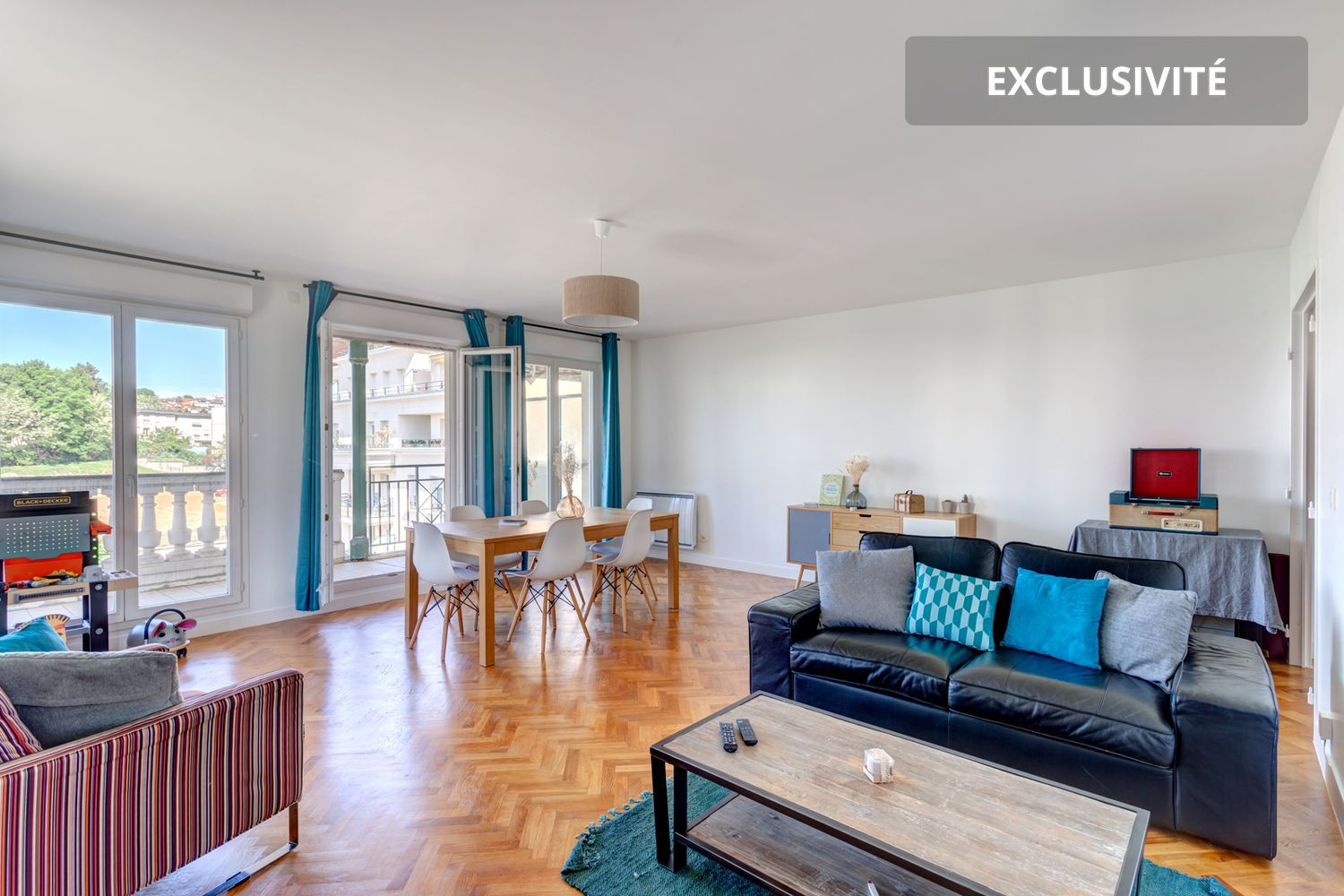 
                                                Vente
                                                 À Vendre - Grand 4 Pièces Traversant avec Bal