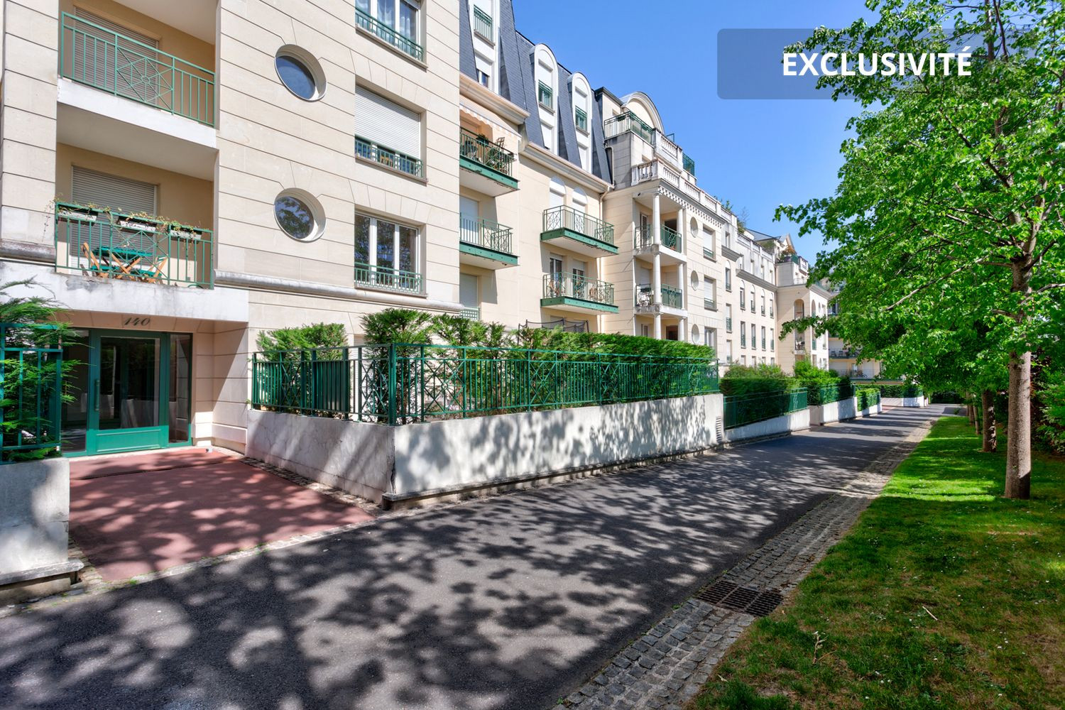 
                                                Vente
                                                 À Vendre - Grand 4 Pièces Traversant avec Bal