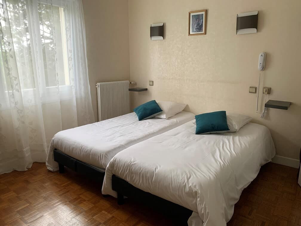 
                                                Vente
                                                 À vendre - Hôtel-Restaurant 2 étoiles de 16 chambres à Seilhac - Corrèze (19)