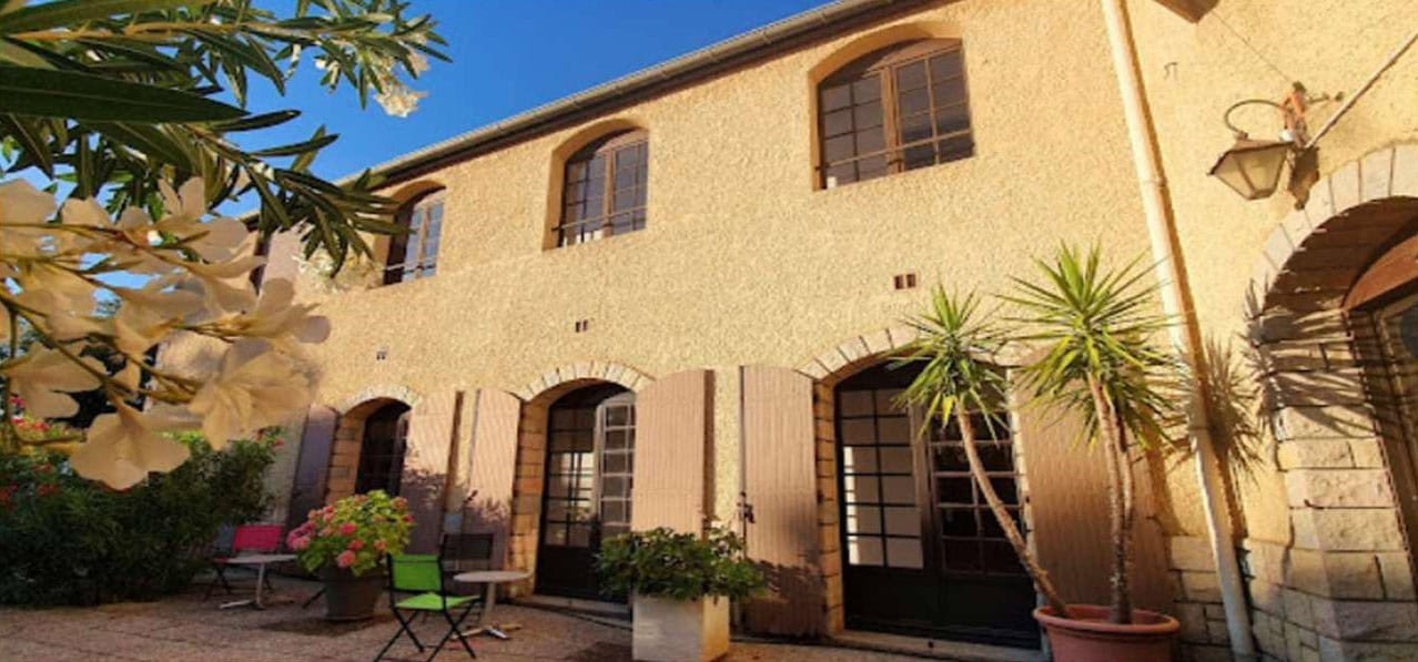 
                                                Vente
                                                 À Vendre – Hôtel Restaurant 3 étoiles de 36 chambres et 50 couverts à Saint-Didier – Vaucluse  (84)