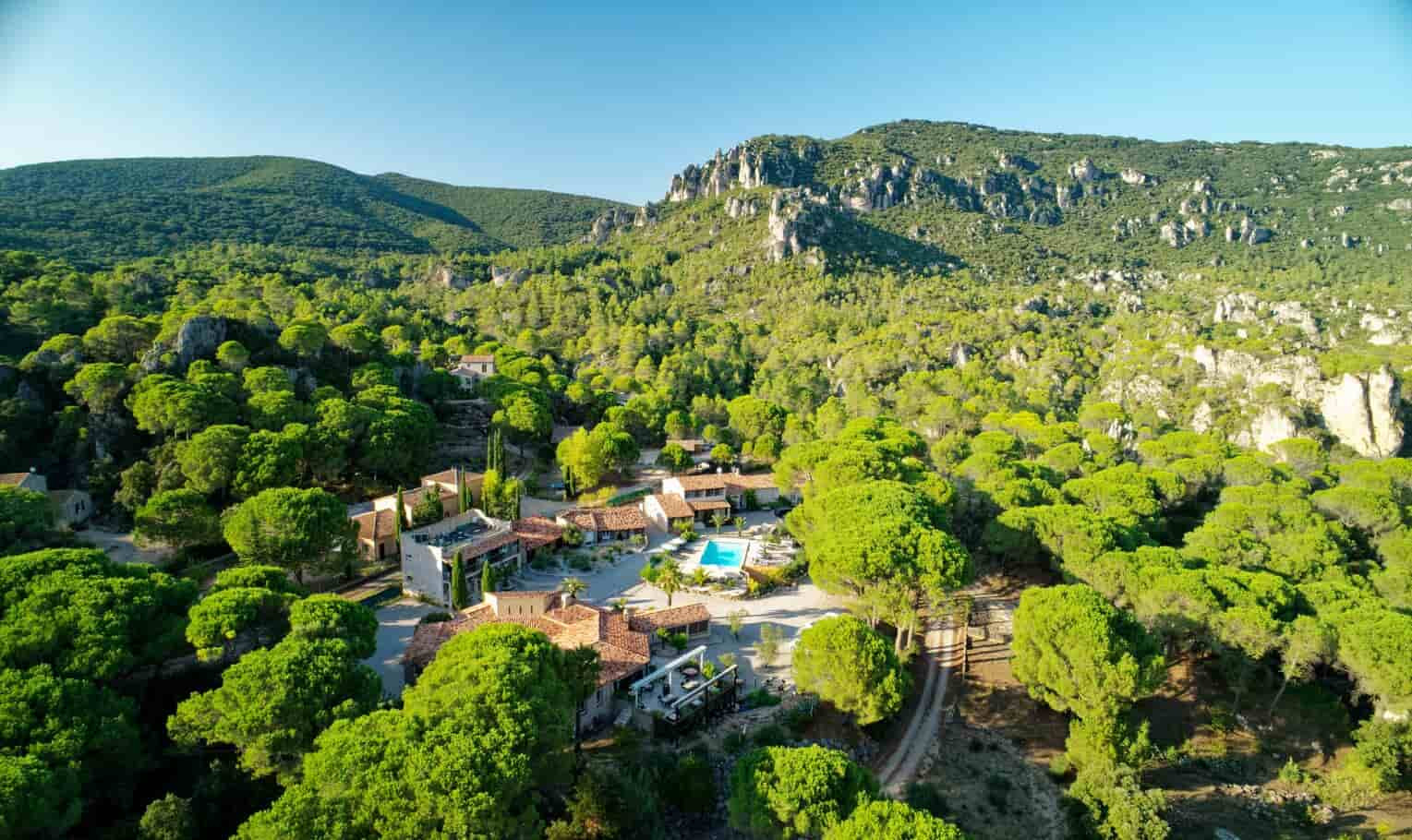 
                                                Vente
                                                 À vendre – Hôtel-Restaurant de 18 chambres et 100 couverts à Mourèze – Hérault (34)