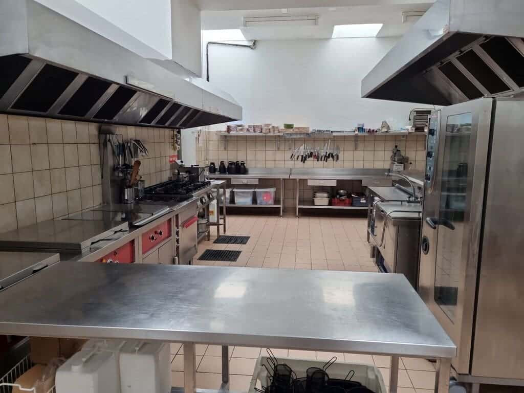 
                                                Vente
                                                 À vendre – Hôtel Restaurant de 56 chambres et 120 couverts à Égletons – Corrèze (19)