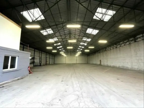 
                                                Vente
                                                 À vendre – Local d'activités de 1 237 m² à Sandouville – Seine-Maritime (76)