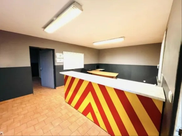 
                                                Vente
                                                 À vendre – Local d'activités de 1 237 m² à Sandouville – Seine-Maritime (76)