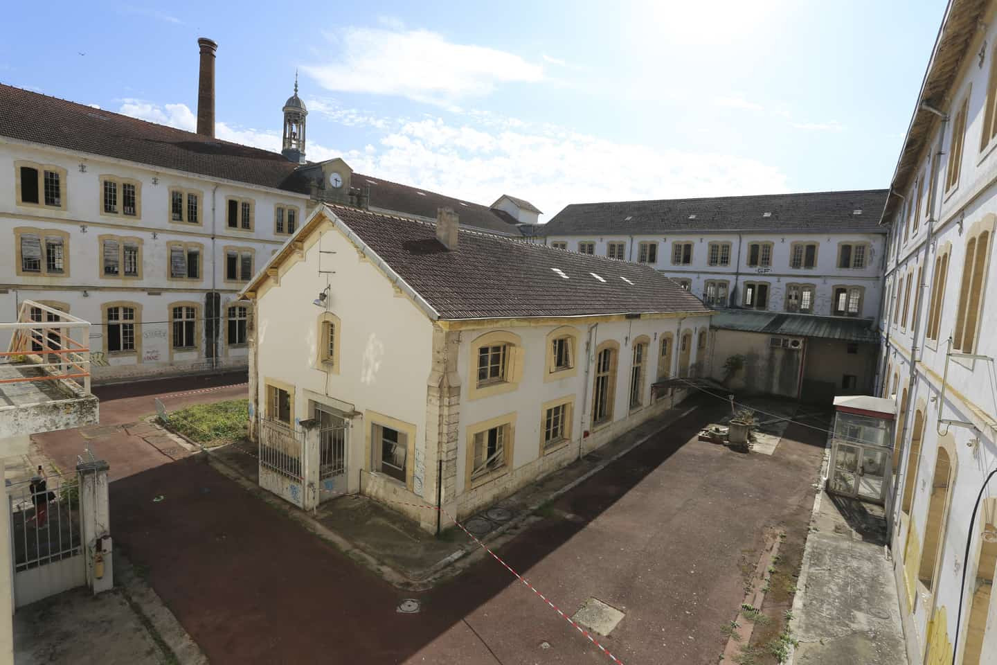 
                                                Vente
                                                 À vendre – Locaux d'activités de 500 à 3 200 m² dans le centre-ville de Tonneins – Lot-et-Garonne (47)
