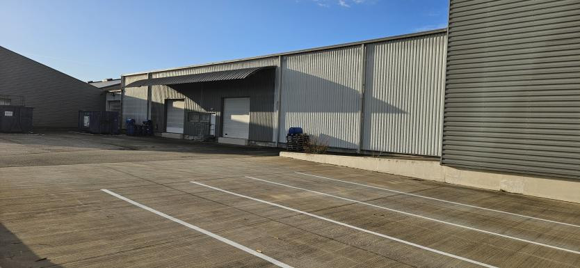 
                                                Vente
                                                 À vendre – Locaux industriels de 5 097 m² à Entraigues-sur-la Sorgue – Vaucluse (84)