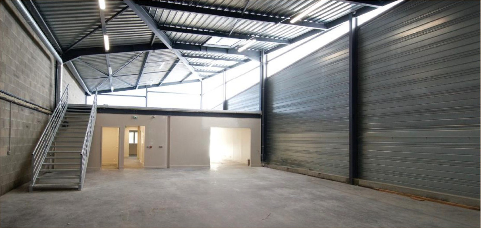 
                                                Vente
                                                 À vendre – locaux industriels divisibles de 250 m² à 7 500 m² à Deyme proche de Toulouse
