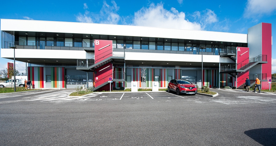 
                                                Location
                                                 À vendre/louer - Bureaux et ateliers d'une superficie totale de 3 000 m² dans le Gard