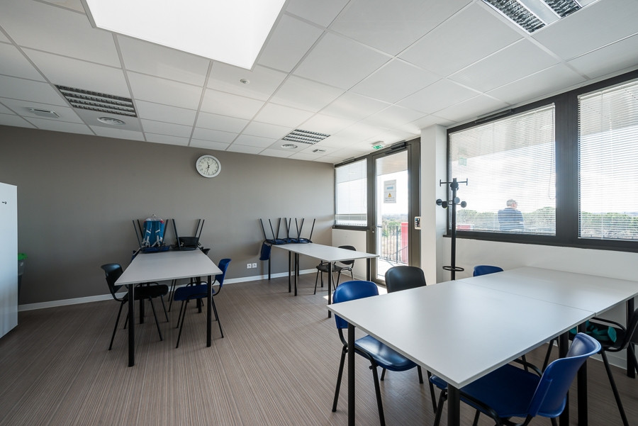 
                                                Location
                                                 À vendre/louer - Bureaux et ateliers d'une superficie totale de 3 000 m² dans le Gard