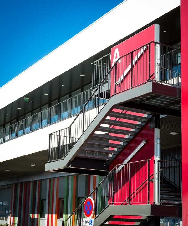 
                                                Location
                                                 À vendre/louer - Bureaux et ateliers d'une superficie totale de 3 000 m² dans le Gard