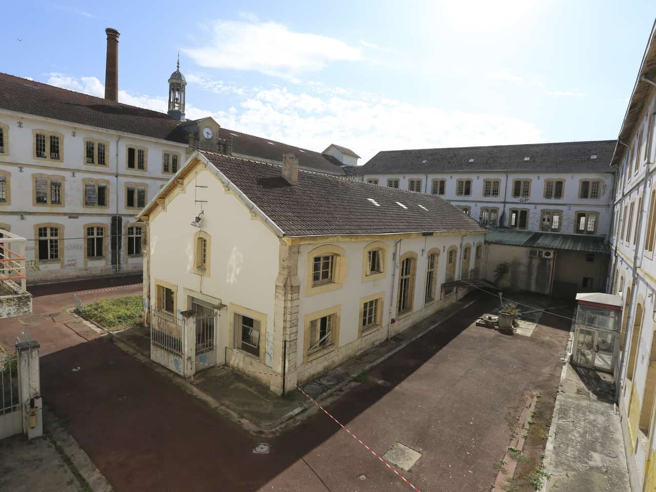 
                                                Vente
                                                 À vendre ou à louer – 48 000 m² de bureaux divisibles dans un espace entièrement rénové à Tonneins –