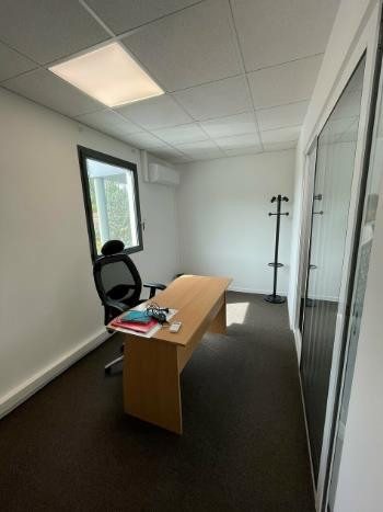 
                                                Location
                                                 À vendre ou à louer - Bureaux de 123 m² à Entraigues-sur-la-Sorgue – Vaucluse (84)