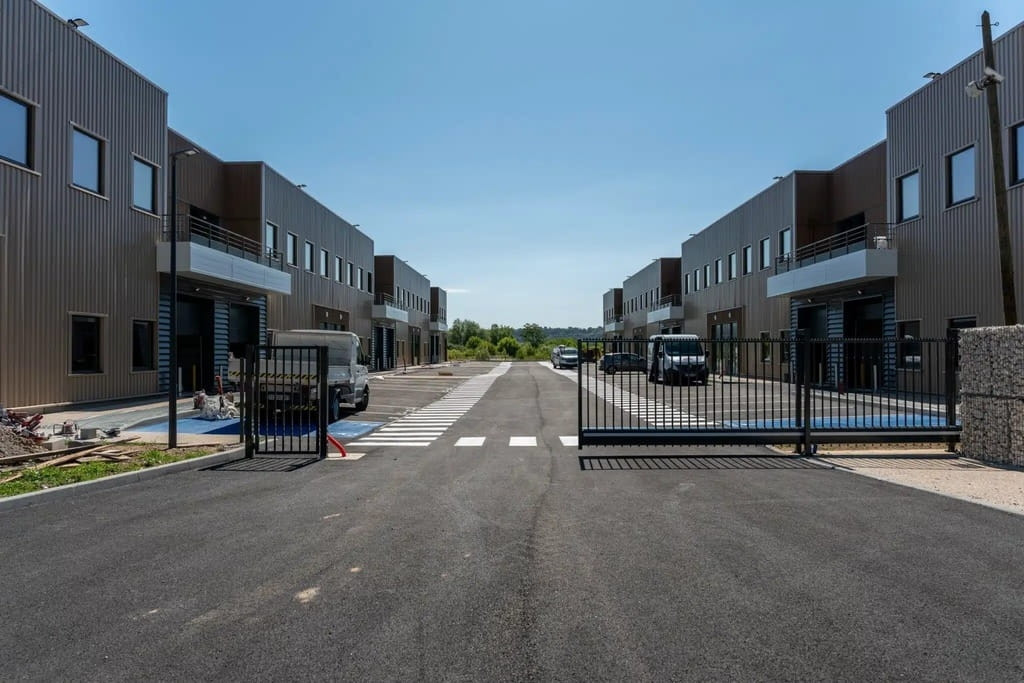 
                                                Location
                                                 À vendre ou à louer – Locaux d'activités à partir de 190 m² à Oissel – Seine-Maritime (76)