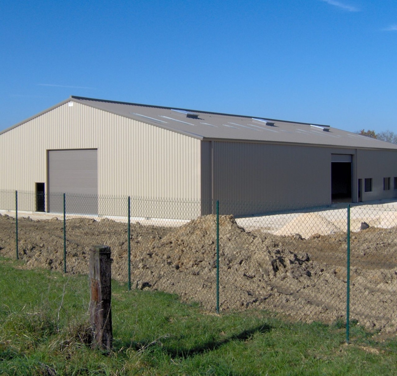 
                                                Location
                                                 À vendre ou à louer un entrepôt de 920 m²  proche d'Auxerre dans l' Yonne