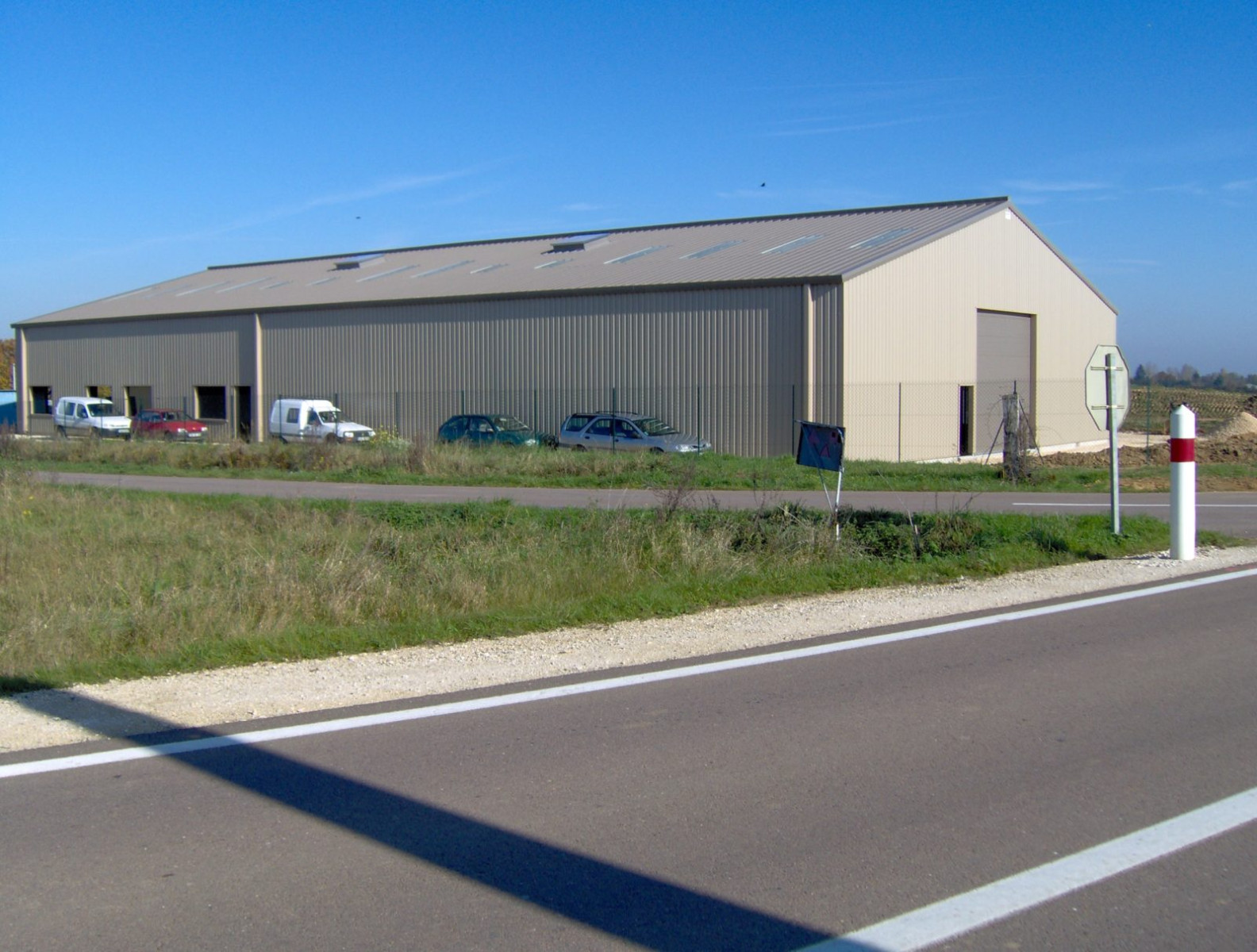 
                                                Location
                                                 À vendre ou à louer un entrepôt de 920 m²  proche d'Auxerre dans l' Yonne
