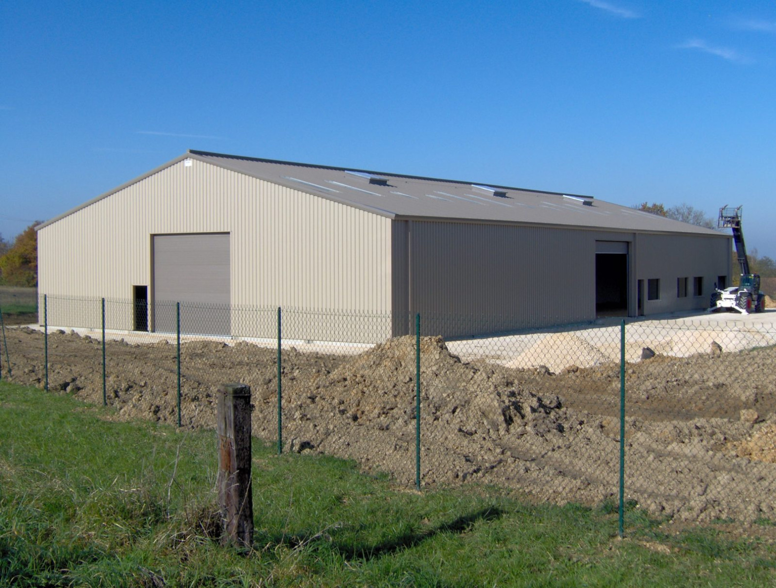 
                                                Location
                                                 À vendre ou à louer un entrepôt de 920 m²  proche d'Auxerre dans l' Yonne