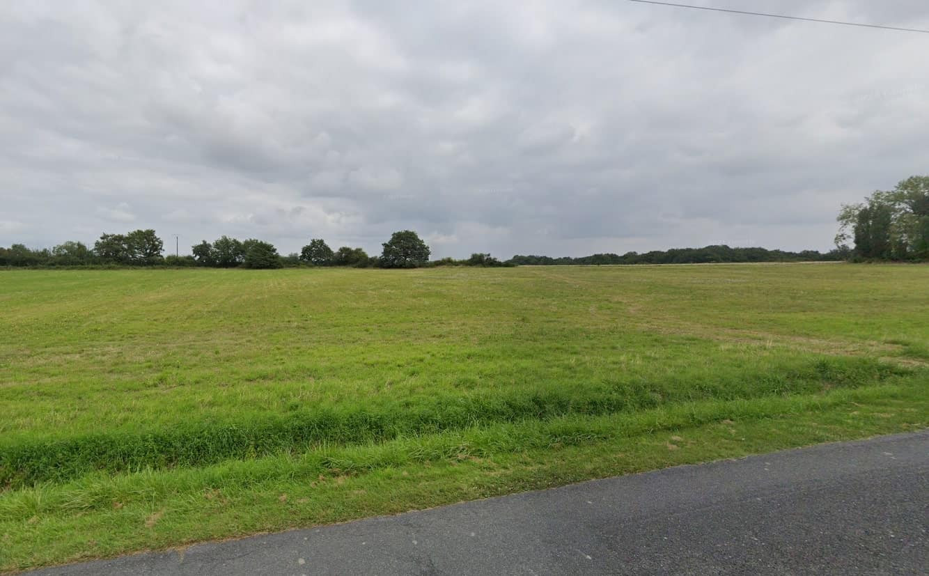 
                                                Vente
                                                 À vendre – Terrain industriel de 10 000 à 18 000 m² à St Georges sur la Prée- Cher (18)