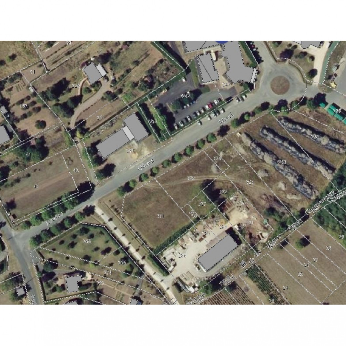 
                                                Vente
                                                 À vendre - terrains divisibles de 7 000 m² à Drevant, proche de Bourges (18)