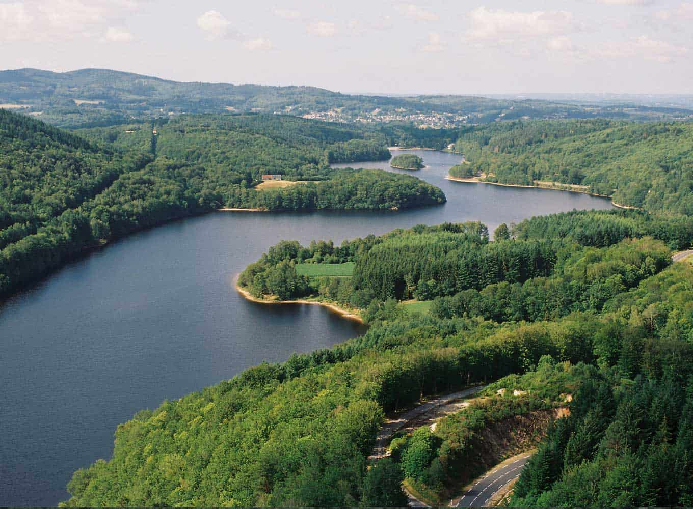 
                                                Vente
                                                 À vendre - Zone touristique de 12 000 m² à Treignac - Corrèze (19)