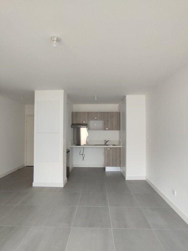 
                                                Location
                                                 Agréable 2 pièces loggia quartier des Capucins