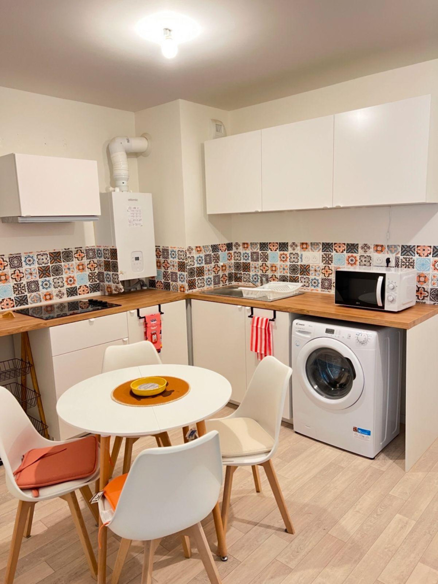 
                                                Colocation
                                                 Agréable appartement en collocation avec jardin.