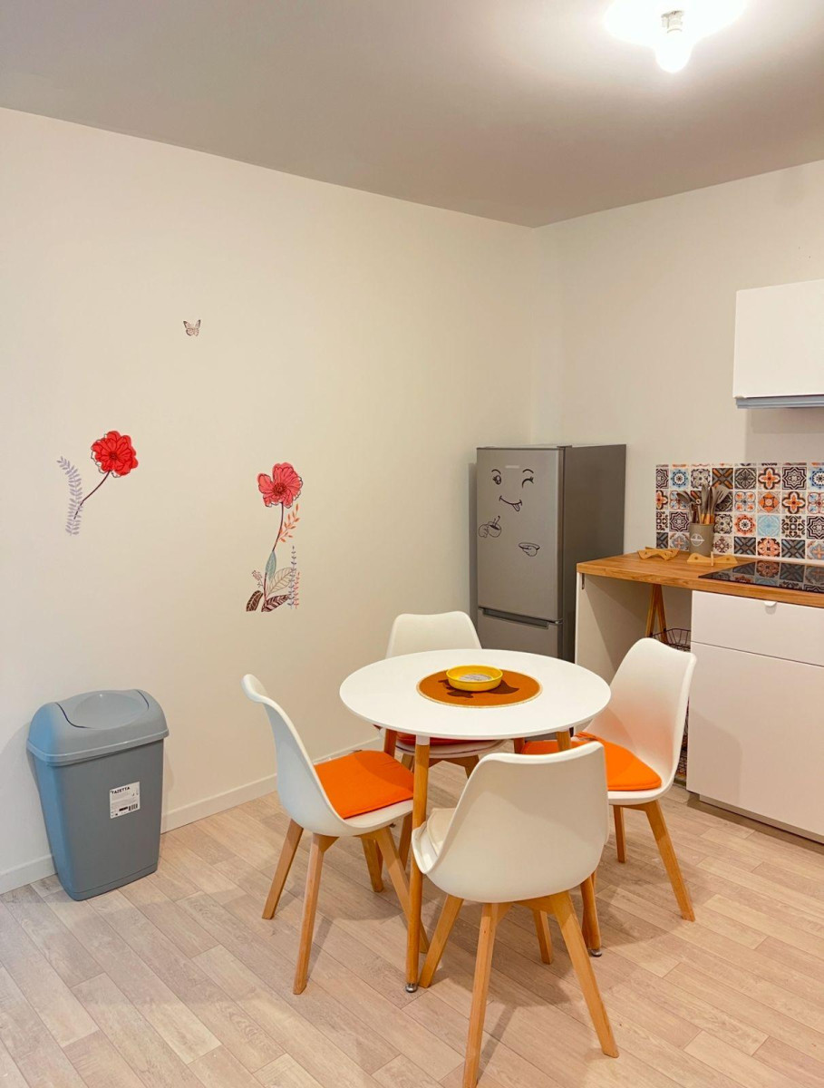 
                                                Colocation
                                                 Agréable appartement en collocation avec jardin.