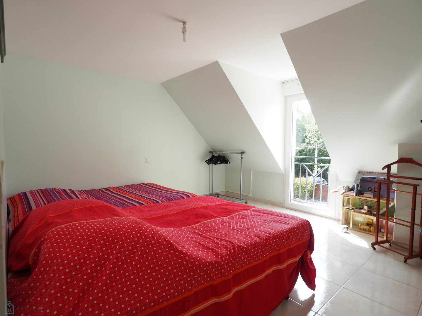 
                                                Vente
                                                 Agréable contemporaine 4 chambres, sous-sol complet sur beau terrain clos 1 100 m²