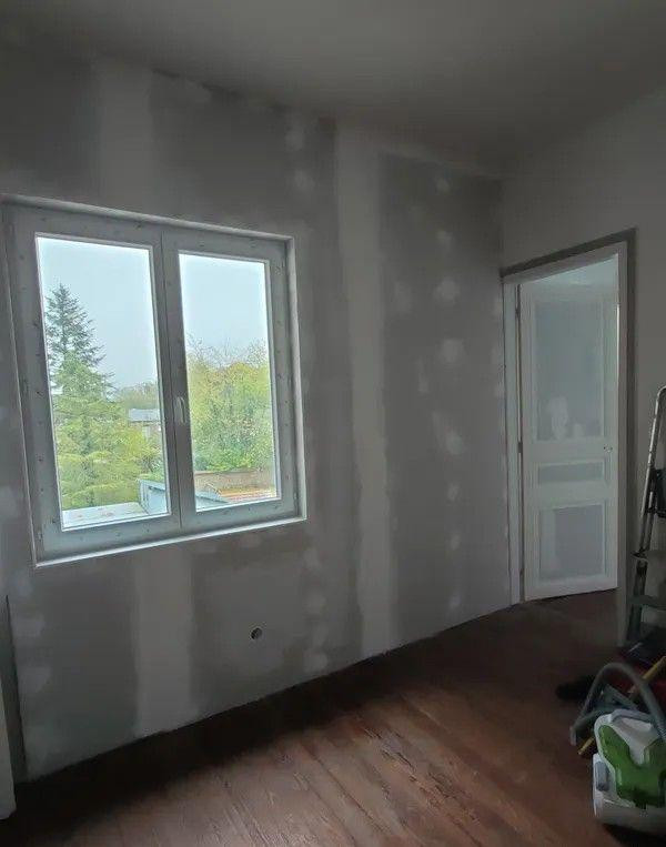 
                                                Location
                                                 Agréable F1Bis 23m² rénové dans belle maison