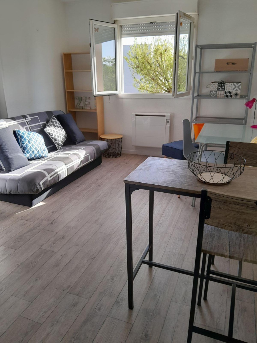 
                                                Location
                                                 Agréable studio meublé et équipé, lumineux