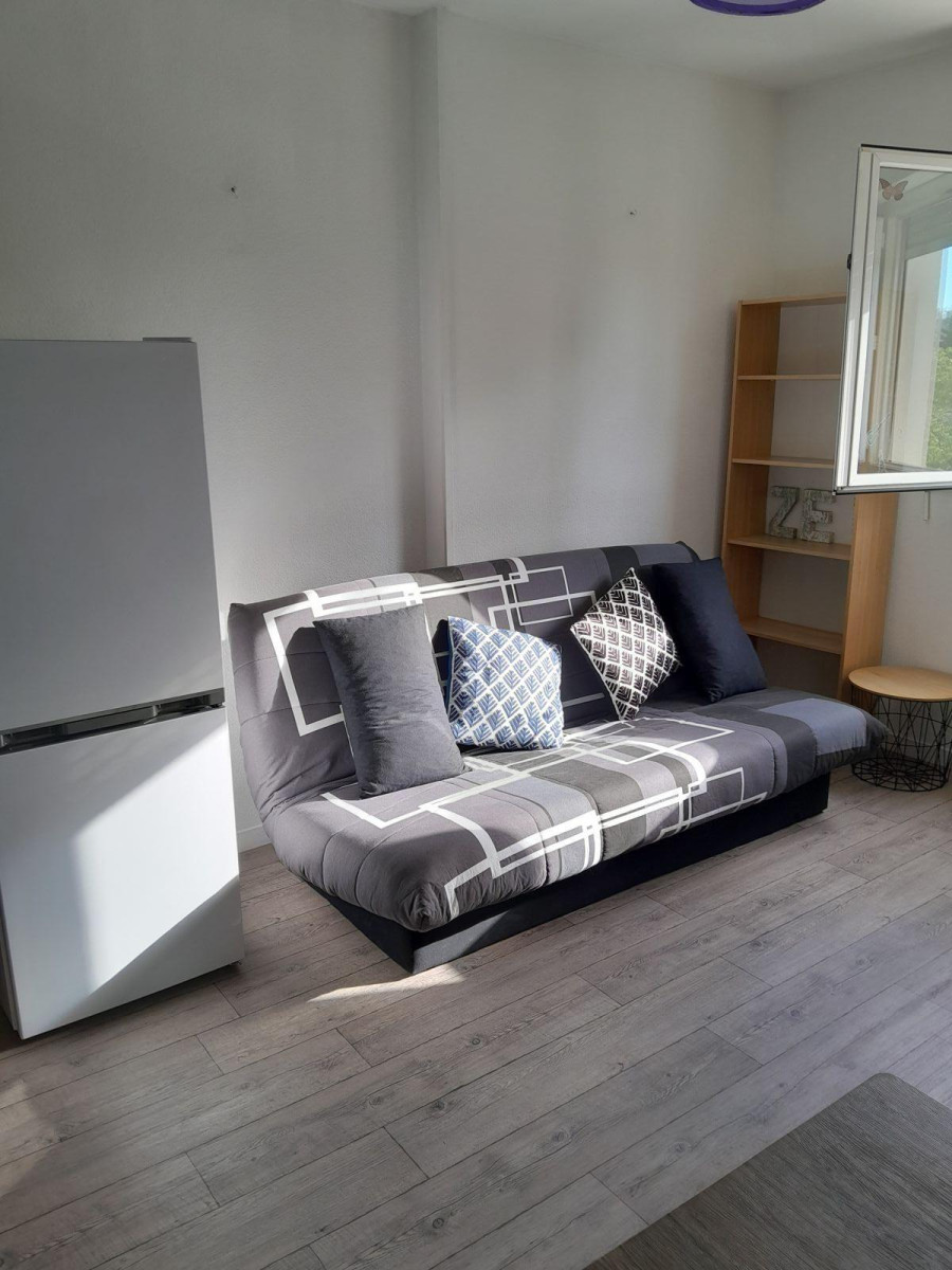 
                                                Location
                                                 Agréable studio meublé et équipé, lumineux