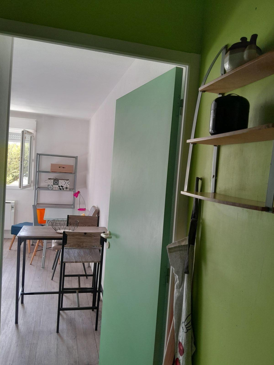 
                                                Location
                                                 Agréable studio meublé et équipé, lumineux