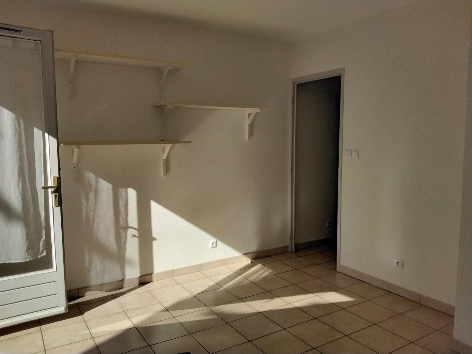 
                                                Location
                                                 Agréable studio pour étudiant (parc, piscine...)