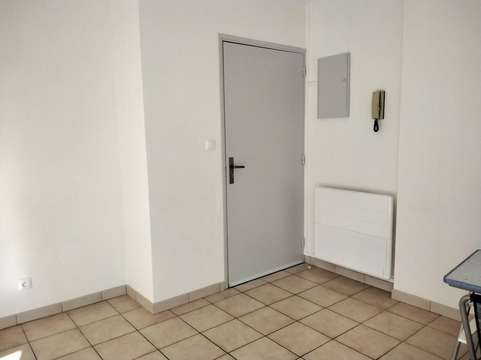 
                                                Location
                                                 Agréable studio pour étudiant (parc, piscine...)