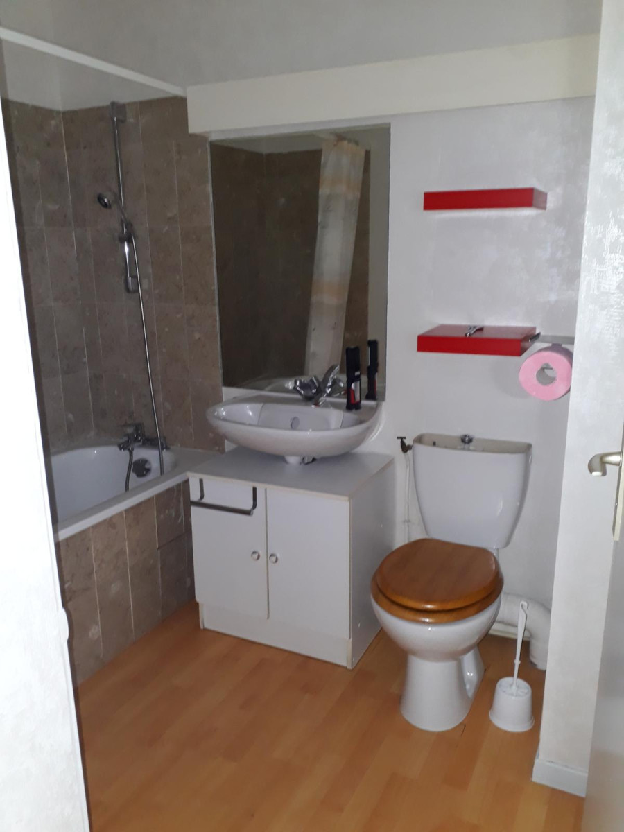 
                                                Location
                                                 Agréable studio pour étudiant (parc, piscine...)