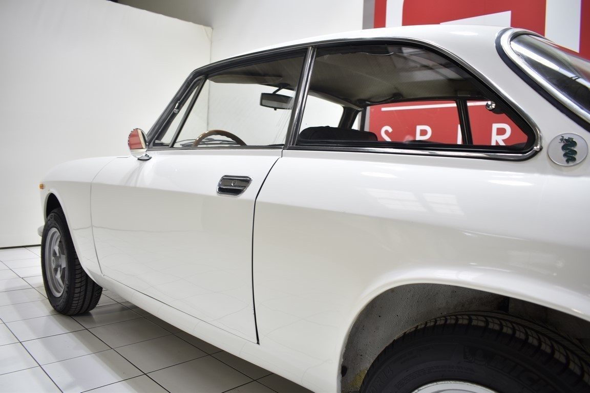 
                                                Voiture
                                                 ALFA ROMEO 2000 Coupé GT Veloce