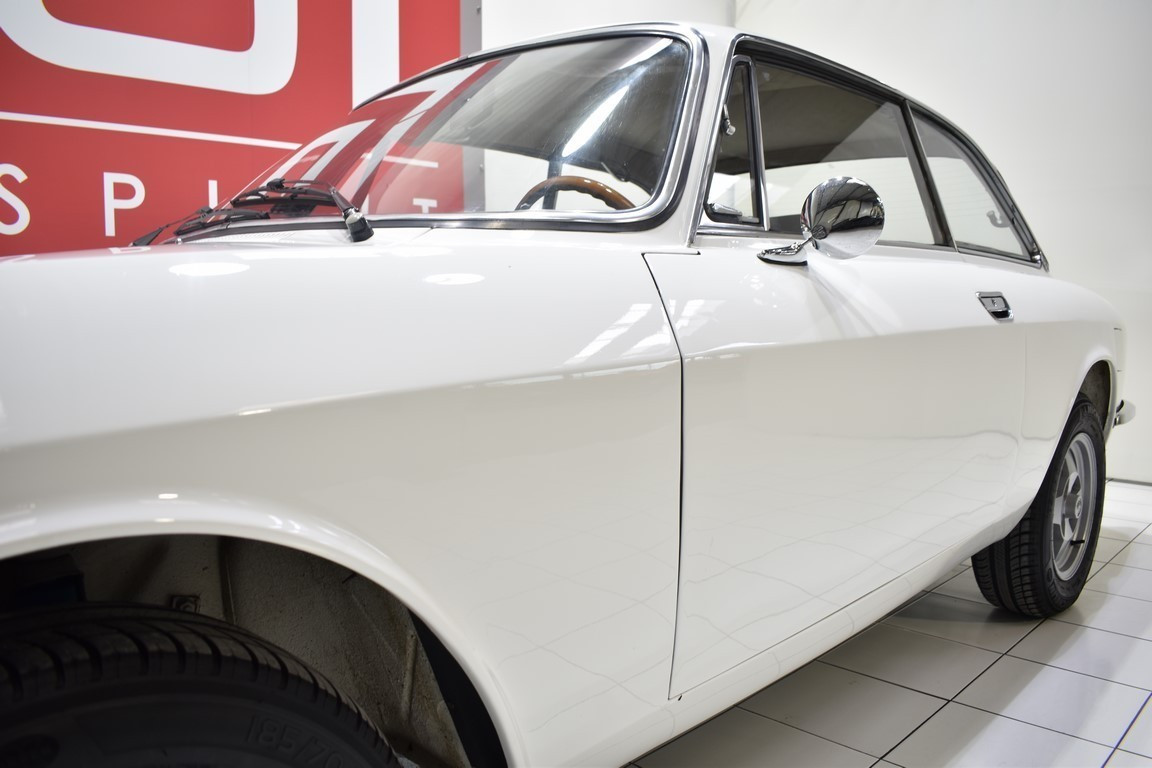 
                                                Voiture
                                                 ALFA ROMEO 2000 Coupé GT Veloce